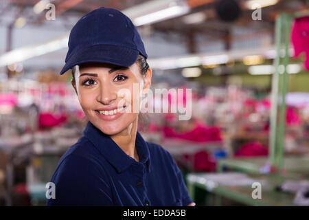 attraktive weibliche Textil Arbeiter Porträt in Fabrik Stockfoto