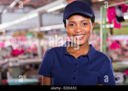 Porträt von glücklich weiblicher Kleidung Fabrikarbeiter Stockfoto