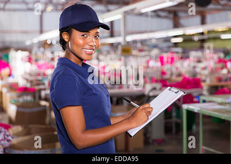 junge weibliche afrikanische Textil Fabrikarbeiter im Produktionsbereich Stockfoto