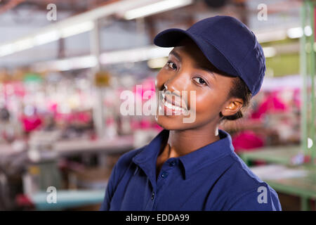 Porträt von hübschen weiblichen afrikanischen Textilarbeiterin hautnah Stockfoto