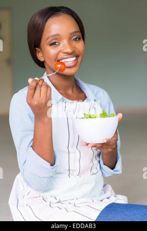 fröhliche afrikanische Frau, die gesunde Lebensmittel Stockfoto