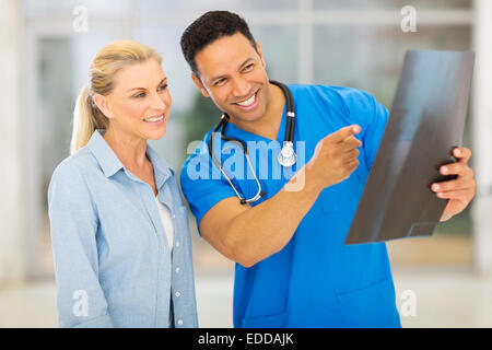 freundlicher Arzt Patiententest Resultate von x-ray Stockfoto