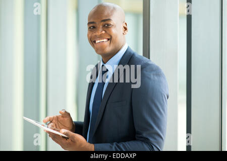 fröhliche junge afroamerikanische Geschäftsmann mit TabletPC Stockfoto
