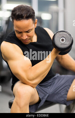 muskulöser Mann heben schwere Hantel im Fitness-Studio Stockfoto
