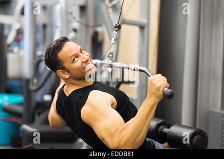 gut aussehend, Mitte Alter Mann dabei Pulldown-Training im Fitness-Studio Stockfoto