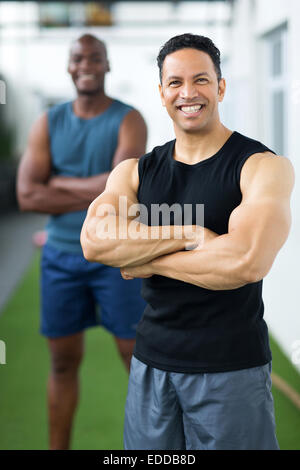 gut aussehende mittleren Alter Trainer stehen vor Kollegen Stockfoto