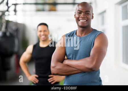 Porträt von zuversichtlich afrikanische männlichen Fitness-trainer Stockfoto