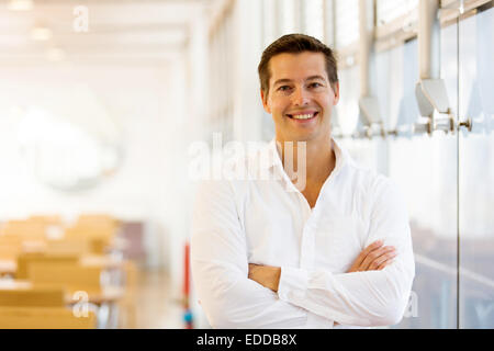 hübscher junger Mann im restaurant Stockfoto
