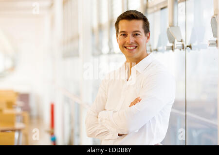 Porträt des jungen Mann mit verschränkten Armen Stockfoto