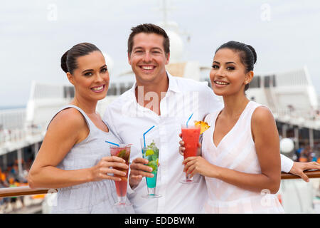 Gruppe von Freunden tranken Cocktails auf Kreuzfahrtschiff Stockfoto