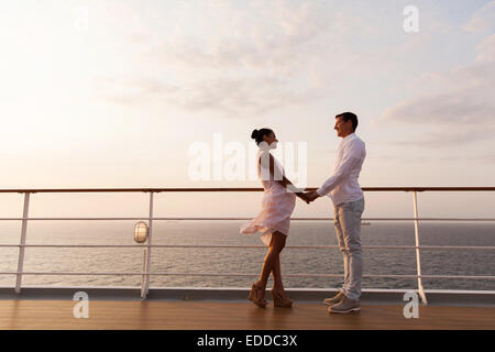 schönes paar Hand in Hand auf einem Kreuzfahrtschiff Stockfoto