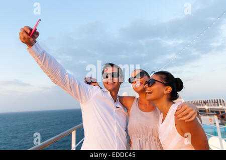 Gruppe von Freunden unter Selbstporträt mit Smartphone auf Kreuzfahrt Stockfoto