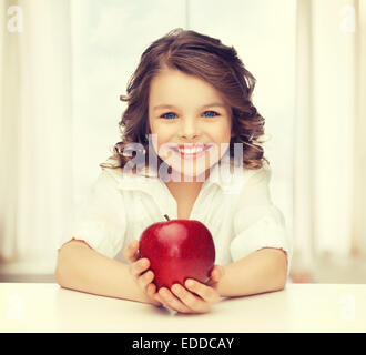 Mädchen mit roten Apfel Stockfoto