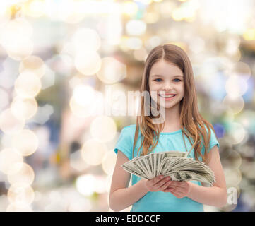 lächelndes Mädchen mit Dollar bares Geld Stockfoto