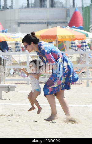 Italienischer Popsänger und Musikproduzent Laura Pausini genießt einen Tag am Strand mit ihrer Tochter Paola und Familie in Milano Marittima, Italien Featuring: Laura Pausini Where: Milano Marittima, Italien bei: 2. Juli 2014 Stockfoto