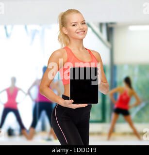 lächelnde Frau zeigt Tablet-pc-Bildschirm Stockfoto