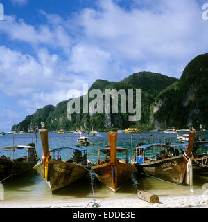 Boote am Strand, Ko Phi Phi Don, Thailand Stockfoto