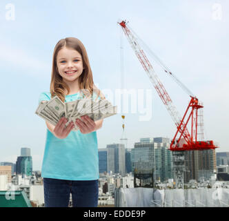 kleine Mädchen geben Dollar Bargeld lächelnd Stockfoto