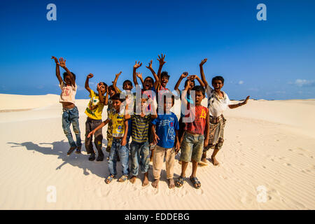 Young Socotrian Jungs posieren in den Sanddünen an der Südküste der Insel Sokotra, Jemen Stockfoto