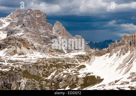 Rifugio Locatelli Alle Tre Cime oder Drei-Zinnen-Hütte und Berg Lastron dei Scarperi oder Schusterplatte, Blick vom Zinnenkopf Stockfoto