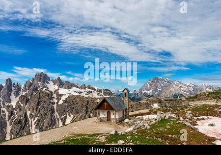 Kapelle in der Nähe von Rifugio Auronzo mit Cadini di Misurina und Monte Cristallo, Dolomiten, Südtirol, Italien Stockfoto
