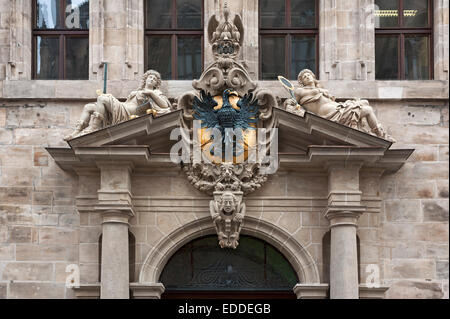Portal der Westfassade mit Reichsadler und Göttinnen, richtige Prudentia links Justitia, von Leonhard Kern, Renaissance Stockfoto