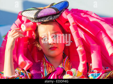 Las Palmas, Spanien. 5. Januar 2015. Eine junge Spanierin verkleidet reitet auf Schwimmer während Los Reyes Magos Kavalkade in Las Palmas. Los Reyes Magos (The Three Kings), die, wie der Weihnachtsmann in vielen Ländern Weihnachten liefern, präsentiert; nicht am 25. Dezember, sondern am Vorabend des 5/6. Januar. Kinder in Spanien erhalten einige Geschenke zu Weihnachten, aber traditionell sind Geschenke am Morgen des 6. Januar geöffnet; El Dia de Los Reyes Magos (Heilige drei Könige), der Tag der drei Könige, oder weisen links Geschenke für Baby Jesus. Bildnachweis: ALANDAWSONPHOTOGRAPHY/Alamy Live-Nachrichten Stockfoto