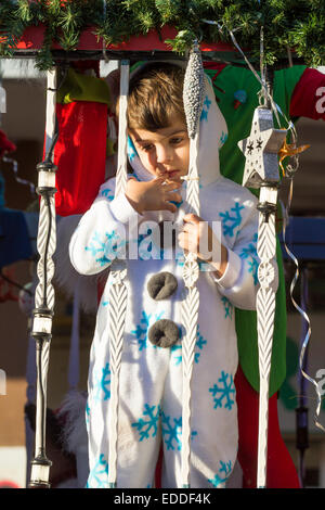 Las Palmas, Spanien. 5. Januar 2015. Ein kleiner spanischer Junge in Snowfalke Anzug reitet auf Schwimmer während Los Reyes Magos Kavalkade in Las Palmas. Los Reyes Magos (The Three Kings), die, wie der Weihnachtsmann in vielen Ländern Weihnachten liefern, präsentiert; nicht am 25. Dezember, sondern am Vorabend des 5/6. Januar. Kinder in Spanien erhalten einige Geschenke zu Weihnachten, aber traditionell sind Geschenke am Morgen des 6. Januar geöffnet; El Dia de Los Reyes Magos (Heilige drei Könige), der Tag der drei Könige, oder weisen links Geschenke für Baby Jesus. Bildnachweis: ALANDAWSONPHOTOGRAPHY/Alamy Live-Nachrichten Stockfoto