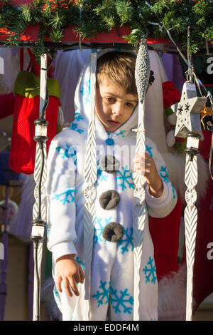 Las Palmas, Spanien. 5. Januar 2015. Ein kleiner spanischer Junge in Snowfalke Anzug reitet auf Schwimmer während Los Reyes Magos Kavalkade in Las Palmas. Los Reyes Magos (The Three Kings), die, wie der Weihnachtsmann in vielen Ländern Weihnachten liefern, präsentiert; nicht am 25. Dezember, sondern am Vorabend des 5/6. Januar. Kinder in Spanien erhalten einige Geschenke zu Weihnachten, aber traditionell sind Geschenke am Morgen des 6. Januar geöffnet; El Dia de Los Reyes Magos (Heilige drei Könige), der Tag der drei Könige, oder weisen links Geschenke für Baby Jesus. Bildnachweis: ALANDAWSONPHOTOGRAPHY/Alamy Live-Nachrichten Stockfoto