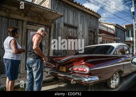 Havanna, Kuba - 10. Dezember 2014: Alte klassische amerikanische Parkplatz auf Straße von Havanna, Kuba. Stockfoto