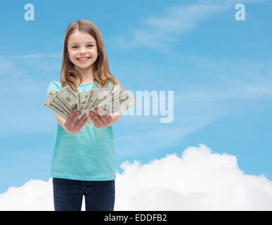 kleine Mädchen geben Dollar Bargeld lächelnd Stockfoto