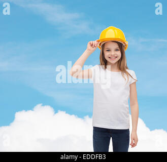 lächelnde Mädchen in Schutzhelm Stockfoto