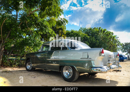 TRINIDAD, Kuba - 11. Dezember 2013: Alte klassische amerikanische Parkplatz am Strand von Trinidad, Kuba. Stockfoto