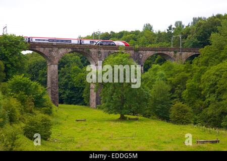 Klasse 390 Pendolino Jungfrau Zug überfahren Hugh's Crag Viadukt in der Nähe von Penrith, Cumbria, West Coast Main Line, England, UK. Stockfoto