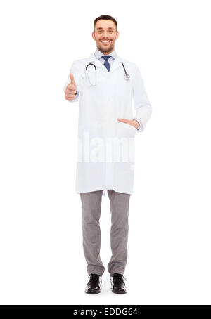 lächelnd Arzt mit Stethoskop Daumen auftauchen Stockfoto