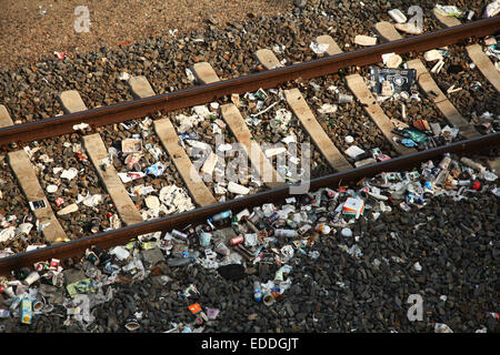 Schmutz Und Dreck Stück Auf Stillgelegten S-Bahngleisen bin Ostkreuz in Berlin Im Bezirk Friedrichshain, Aufgenommen am 03.04.2014. Viele Reisende, sterben Mit der S-Bahn Hier Ankommen, Werfen ein Artikelwort Stelle Abfall von Einer zusammengefasst Auf Die Bahngleise. Unter Den Reisenden Sind Viele Junge Touristen, sterben Hier in der Gegend in Herbergen Wohnen Und Vor Allem Kommen, um Zu Feiern. Foto: Wolfram Steinberg/dpa Stockfoto