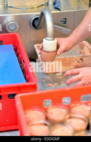 Detail der Leberwurst Produktion in einer Metzgerei Stockfoto