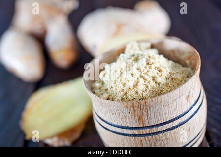 trockenen Ingwer in der Holzschale und auf einem Tisch Stockfoto