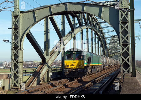 Güterzug schleppen Tanker eine Raffinerie, die Überquerung des Flusses Rhein in Köln Stockfoto