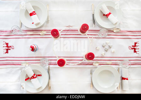 Rot-weiß gedeckten Tisch zur Weihnachtszeit Stockfoto