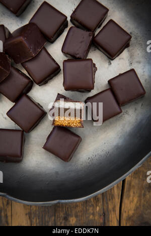 Metallschale ganze und geschnittene dominos Stockfoto