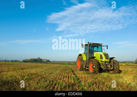 Ein Traktor in einem Stoppelfeld in Gloucestershire. Stockfoto