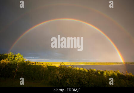 Ein doppelter Regenbogen am Himmel wölbte sich über das Land. Stockfoto