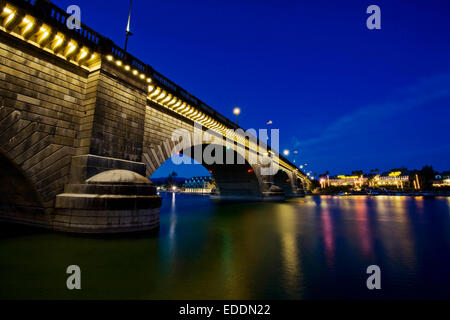 London Brücke in der Nacht, das Wasser des Lake Havasu. Reflexionen in ruhigem Wasser. Stockfoto