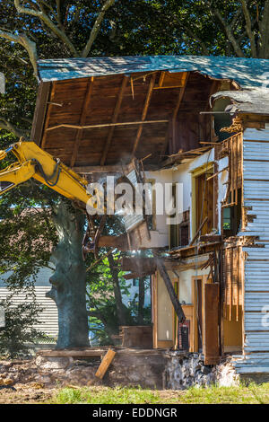 Der Arm des mechanischen Bagger bewegt sich um die Reste eines Hauses in Falmouth, Massachusetts - USA zerstören Stockfoto