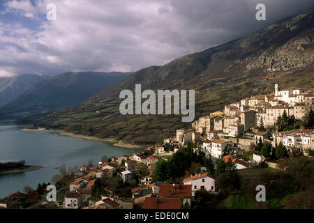 Italien, Abruzzen, Nationalpark Abruzzen, Barrea See und Dorf Stockfoto