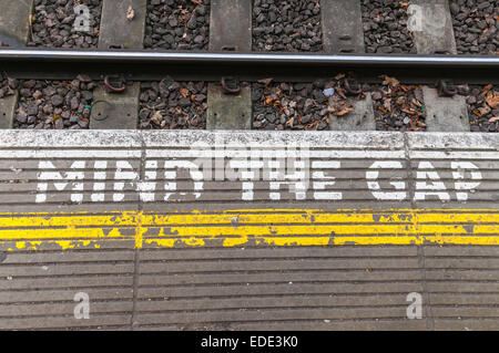 Nahaufnahme des Geistes die Lücke anmelden eine Bahnsteigkante Stockfoto