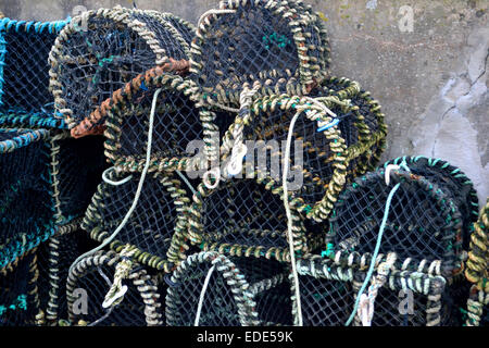 Hummer oder Krabben Töpfe, die fallen, die neben einer Ufermauer gestapelt Stockfoto