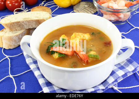eine Tasse Suppe mit Bouillabaisse Stockfoto