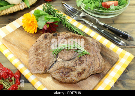 Rumpsteak mit Wildkräutersalat und Rosmarin Stockfoto